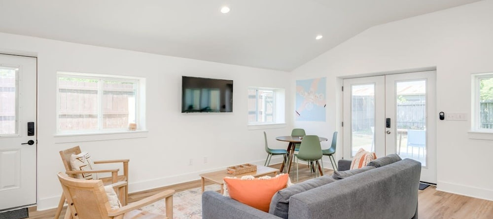 Modern 3 2 two Kings hot tub Fire pit 16min to Wine Trail Nearby Pickleball Courts Pools, 布兰科 — 照片 1