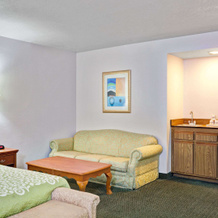 Days Inn & Suites by Wyndham Fullerton, 富勒顿 — 照片 2