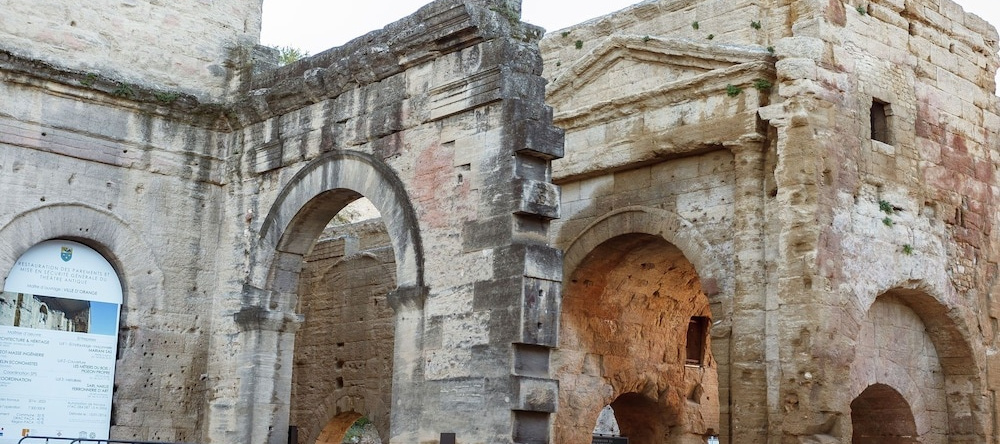 Spacious Castle In Jonquieres With Swimming Pool, Оранж — фото 1