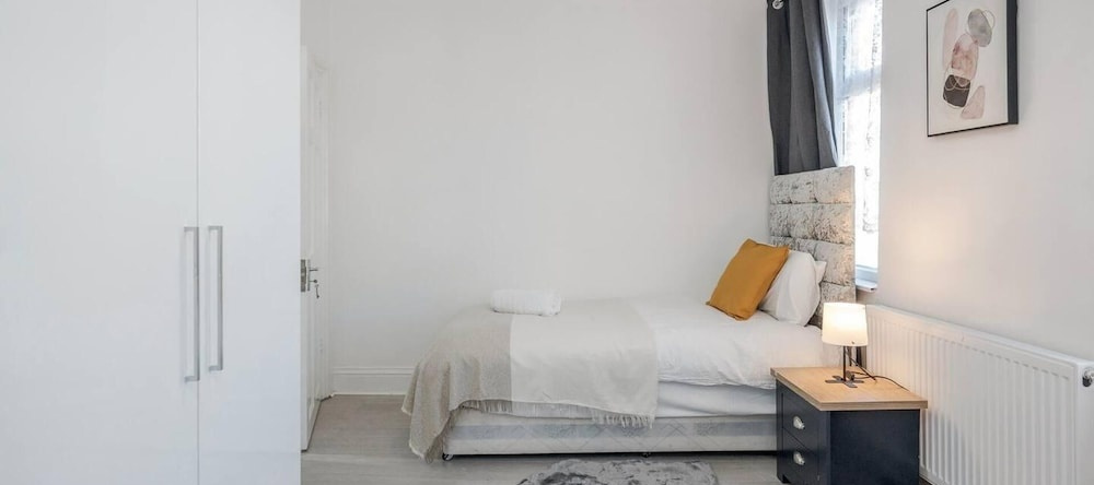 Stunning Top 2 Bed Flat Tilbury Central Location, Тилбери — фото 1