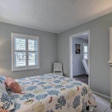 Cozy Crystal Beach Cottage: Walk to Shoreline, Crystal Beach — photo 2
