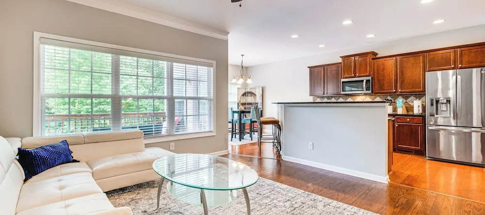 3 Mi to Avalon: Townhome w/ Balcony in Alpharetta!, 阿尔法雷塔 — 照片 1