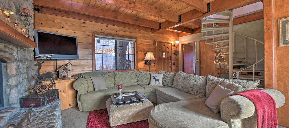 Mountainside Cabin w/ Deck - 16 Miles to Skiing!, 双峰 — 照片 1