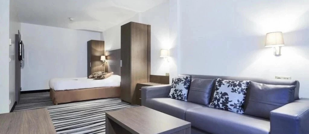 Hotel Kyriad Saint Quentin En Yvelines - Montigny, Трап — фото 1