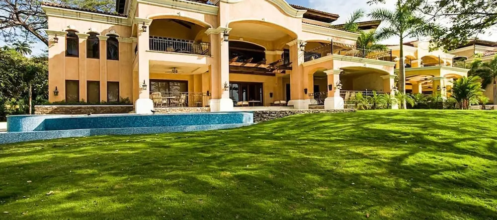Luxurious Beachfront Mansion with a Stunning Infinity Pool in Playa Flamingo, 火烈鸟海滩 — 照片 1