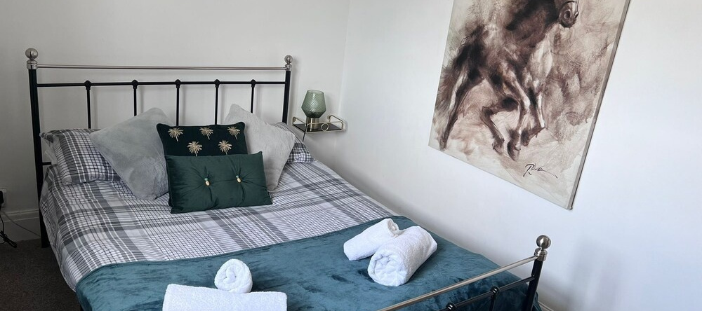 Build Your Memories hot Tub, Garden, Sleeps 14, Porthcawl — photo 1