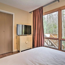 Luxury Home With Modern Finishes - Game Room & Hot Tub - Pocono Mountains 3 Bedroom Home by Redawning, 托比汉纳 — 照片 4