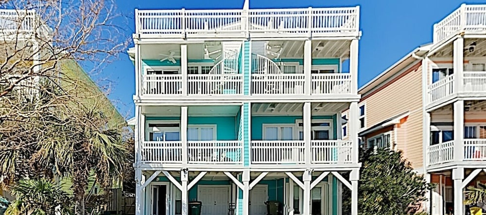 New Listing! Beachside Gem W/ Rooftop Deck 4 Bedroom Condo, Каролина-Бич — фото 1
