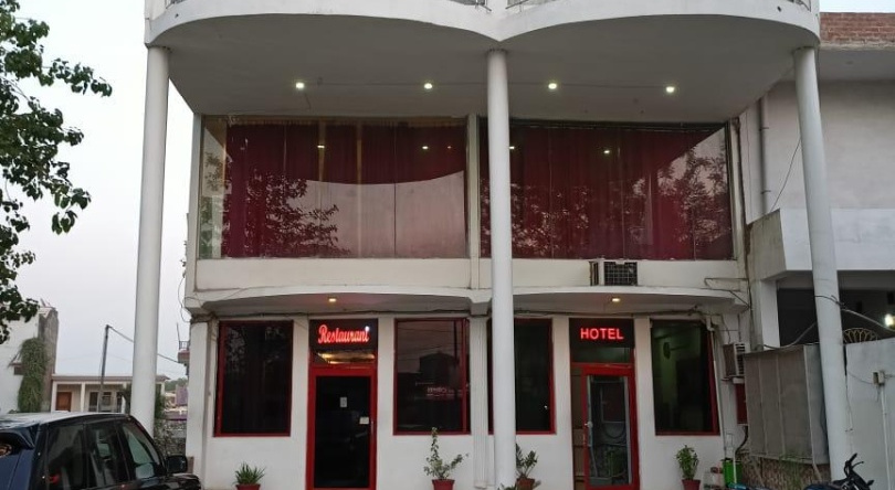 Hotel Varun and Restaurant By WB Hotels, 江普尔 — 照片 1