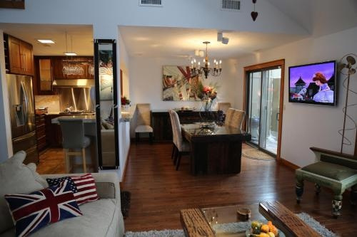 Skiview Pocono Townhouse Rental at Camelback, 坦纳斯维尔 — 照片 1