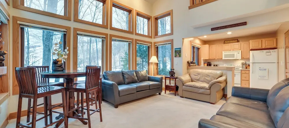Slopeside Boyne Mtn Resort Condo w/ Deck!, 博因福尔斯 — 照片 1