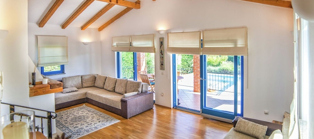 Detached modern villa with pool in Sveti Lovrec, near the beach and Porec, 塞利纳 — 照片 1