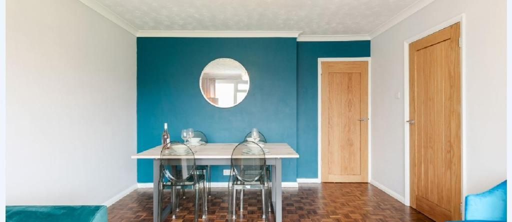 Gayton Court 2-Bedroom Flat in the Centre of Reigate, Reigate — photo 1