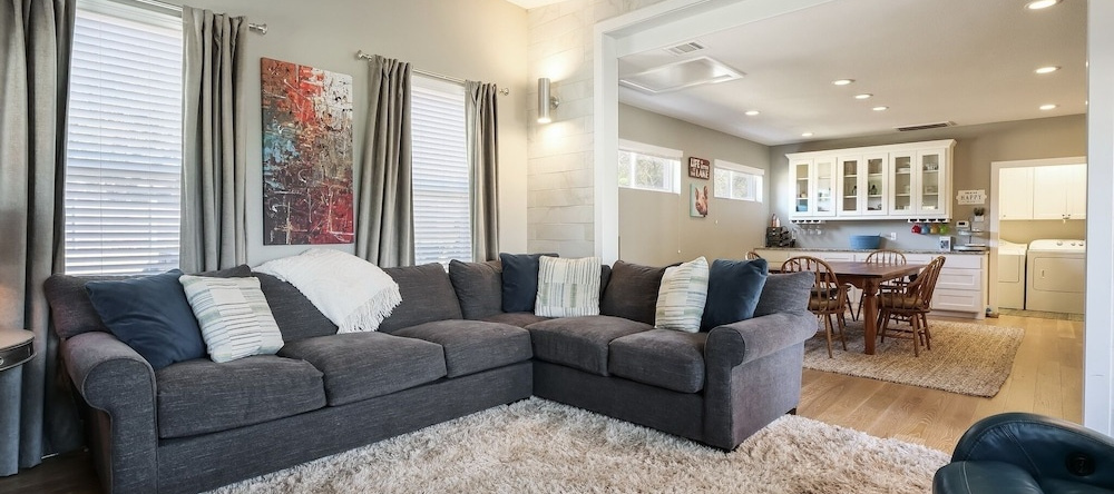 1004 Circle Drive 4 Bedroom Home, 湖滨 — 照片 1
