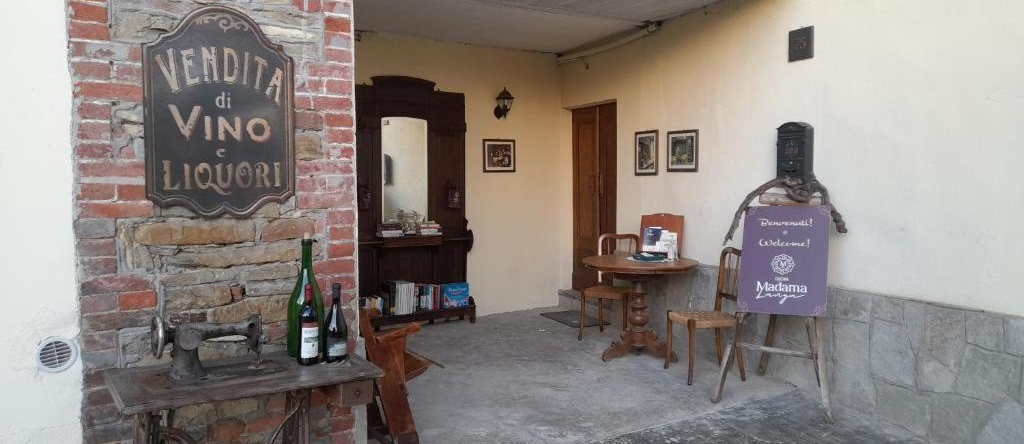 Madama Langa Country House con piscina nelle vigne, 蒙特卢波阿尔贝塞 — 照片 1