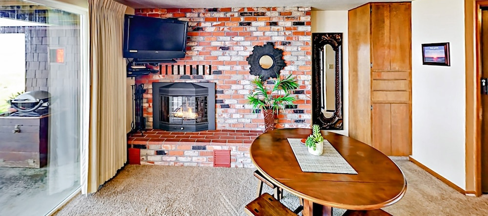 645 N Pacific St Townhouse Unit A 1 Bedroom 1 Bathroom Townhouse, Rockaway Beach — photo 1
