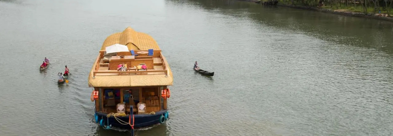 The Lotus - Houseboat, 尼莱斯瓦拉姆 — 照片 1