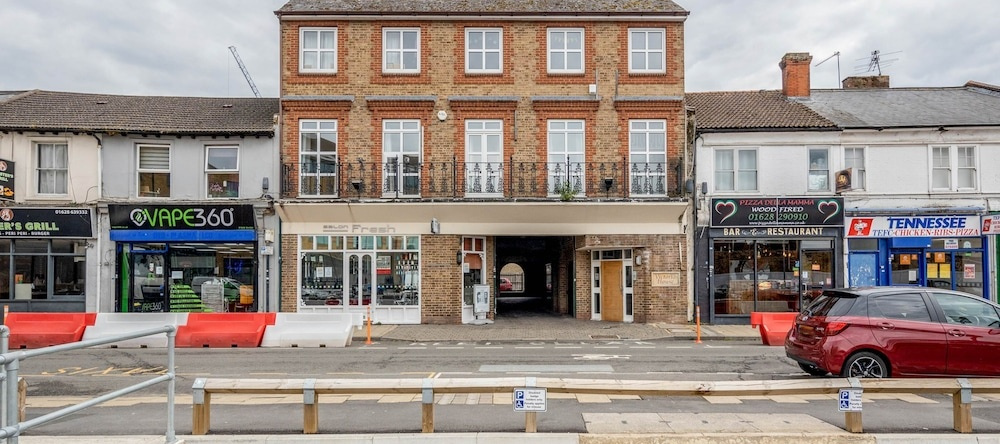 Luxury 3 Bedroom Apartment with Parking, Maidenhead — photo 1