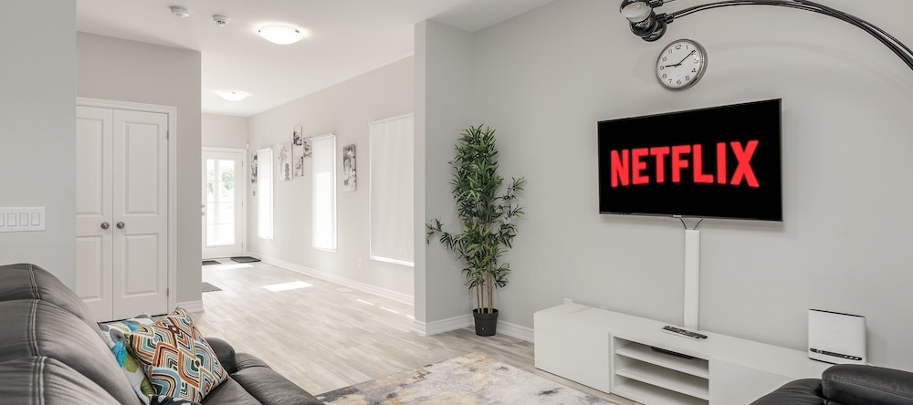 Luxury Entire House Mins Niagara Falls & Brock Uni, Торолд — фото 1