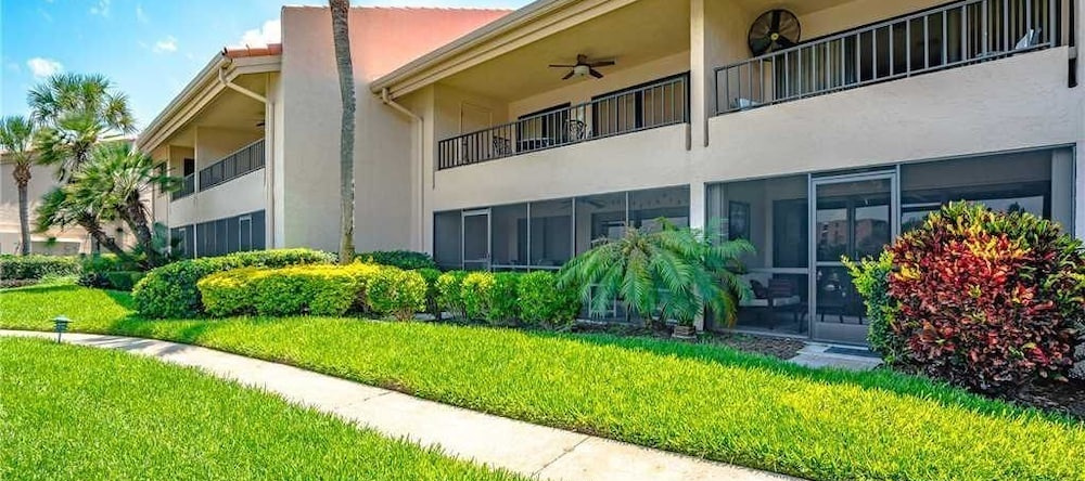 Villa on Point Brittany 5 by Distinctive Beach Rentals, St. Petersburg — photo 1