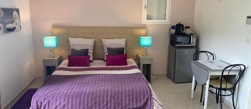 Chambre spacieuse independante dans villa plus parking privee, 勒卡内 — 照片 1