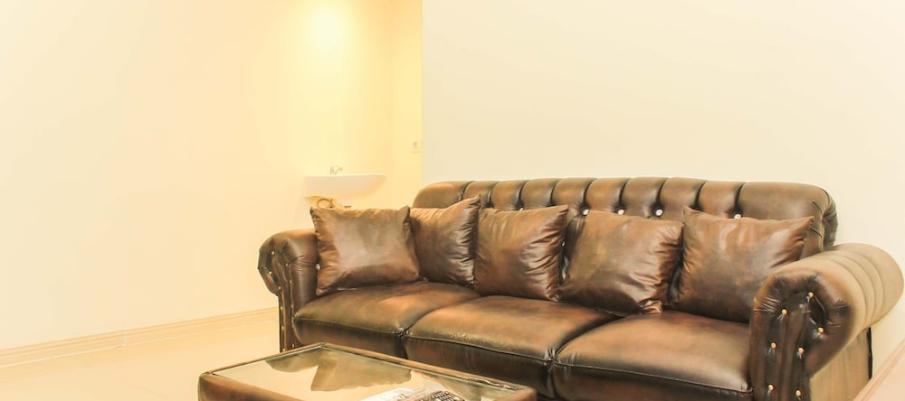 Spacious And Bright 2Br At Meikarta Apartment, Сибату — фото 1