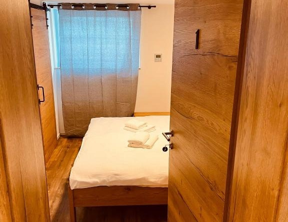 PJ Hotel Cerklje - 5min to Airport - Free Parking, 上卡尼奥拉地区采尔克列 — 照片 1