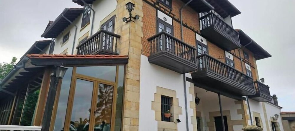 Hotel Palacio La Casona de Cerrazo, Cerrazo — photo 1