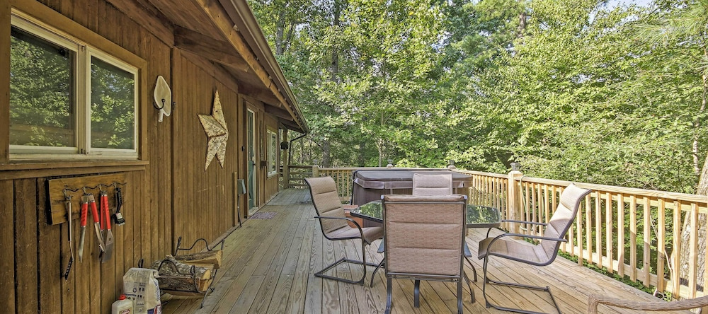 Secluded Stanardsville Cabin w/ 10 Acres & Hot Tub, 比格梅多斯 — 照片 1