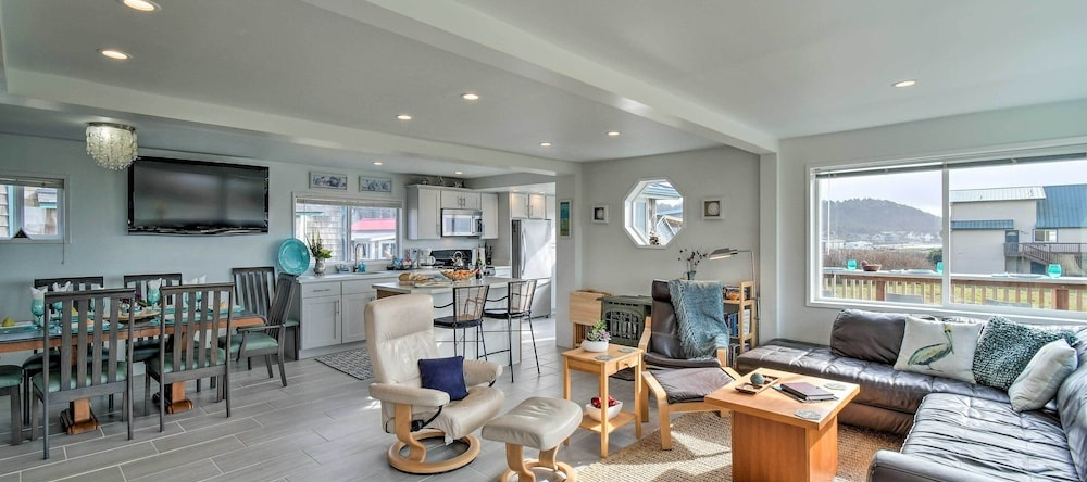 Coastal Retreat: Deck, Ocean Views + Walk to Beach, 莫克利普斯 — 照片 1