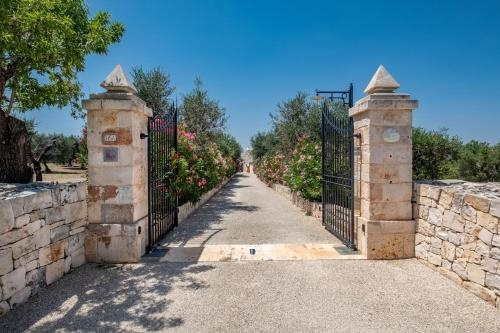 Trulli Oasi Fiorita - Exclusive Apulian Holidays, Кастеллана Гротте — фото 1