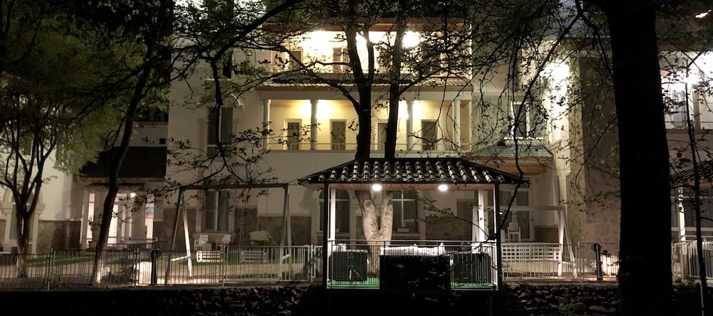 Abastumani Residence, 阿巴斯图马尼 — 照片 1