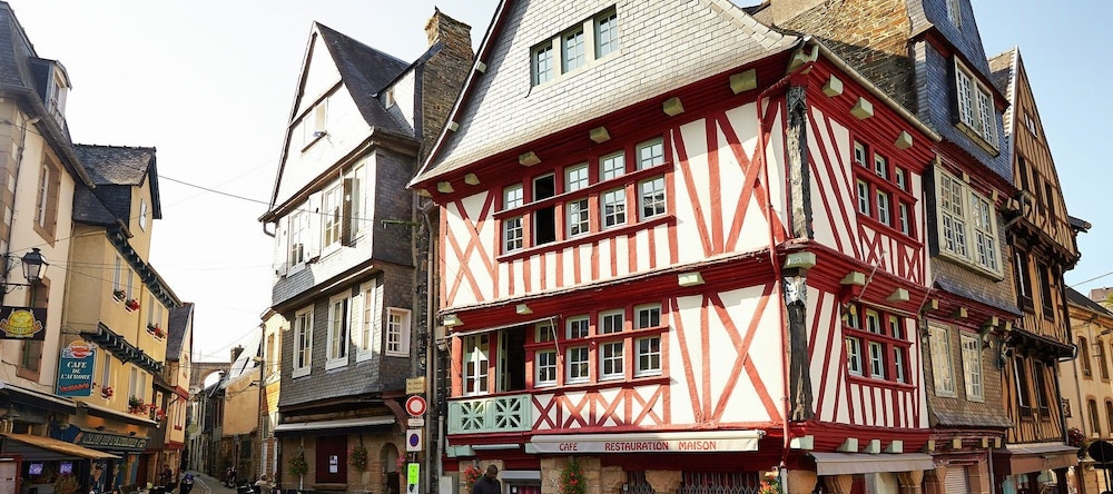17th Century Breton Cottage With Modern Interior on the Edge of a Forest, 于埃尔戈阿 — 照片 1