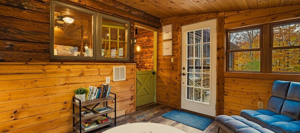 Authentic Log House With Modern Finishes - Game Room & Hot Tub - Pocono Mountains 4 Bedroom Residence by Redawning, 托比汉纳 — 照片 1