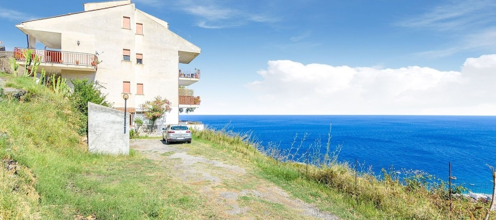Seaside Holiday Home in Letojanni near City Center, 莱托扬尼 — 照片 1