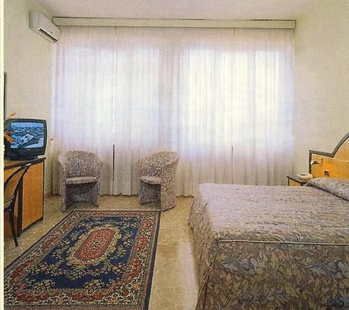 Maximum, Cinisello Balsamo — photo 1