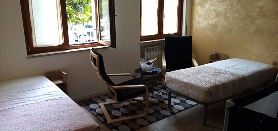 Emmanueli65 fronte clinica per 5 matrimoniale 2 singoli 1 divano letto, Piacenza — photo 1