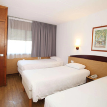 Travelodge Barcelona del Vallès, 巴韦拉德尔巴列斯 — 照片 4
