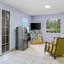 Homestay Inn & Suites, 麦克伦尼 — 照片 2