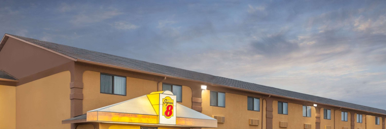 Super 8 by Wyndham Muscatine, Muscatine — photo 1