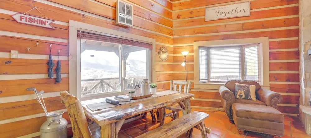 True Log Cabin w/ Game Room, Year-round Views, 迪尔斯伯勒 — 照片 1