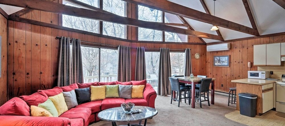 7 Miles to State Park: Poconos Getaway w/ Deck!, 奥尔布赖茨维尔 — 照片 1