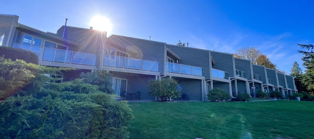 Shorewater Resort, Qualicum Beach — photo 1