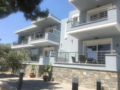 Isalos Suites, Nea Peramos — photo 1