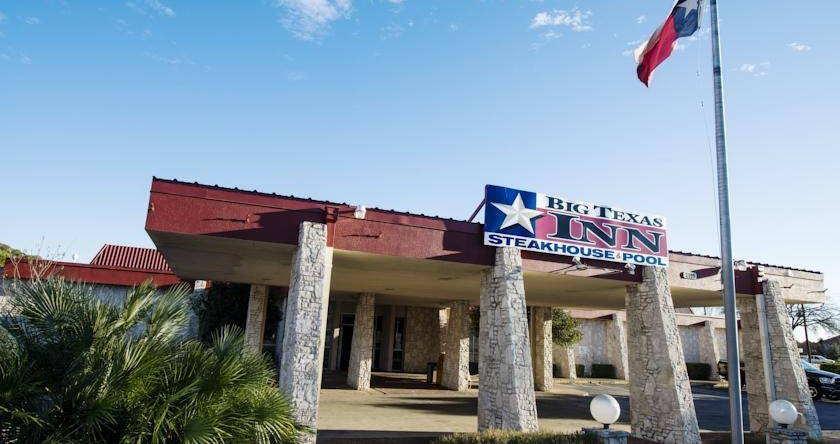Big Texas Inn, 克尔维尔 — 照片 1