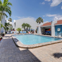 Sip, Sunbathe & Relax Poolside: Madeira Beach Gem!, 马德拉海滩 — 照片 4