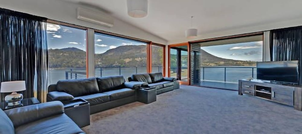Hobart Waterfront Luxury Retreat, Brighton — photo 1