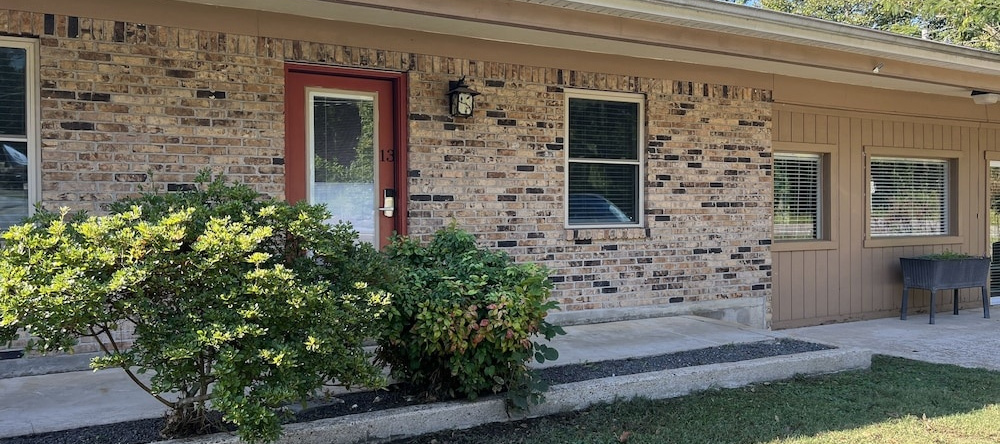 Two bedroom House with fenced in yard, covered patio area, located at the Joplin Inn at the entrance to Mountain Harbor, just 1 1/2 miles from Lake Ouachita. by RedAwning, 艾达山 — 照片 1