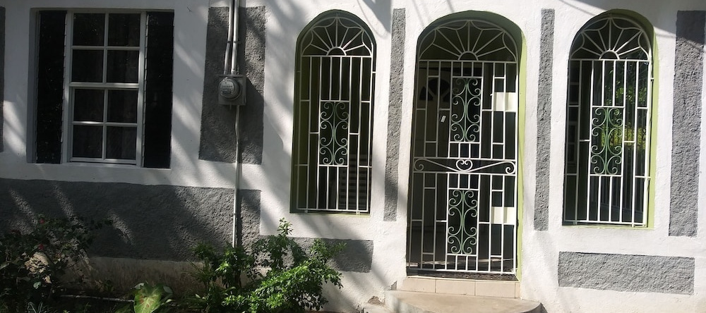 Tranquility Guest House, Buff Bay — photo 1