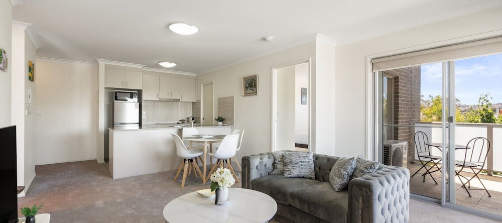 Relaxed 2br, 2bth Apartment With Balcony & Parking, Gungahlin — photo 1